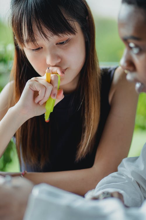 作物多族裔学生在一起为考试做准备 · 免费素材图片