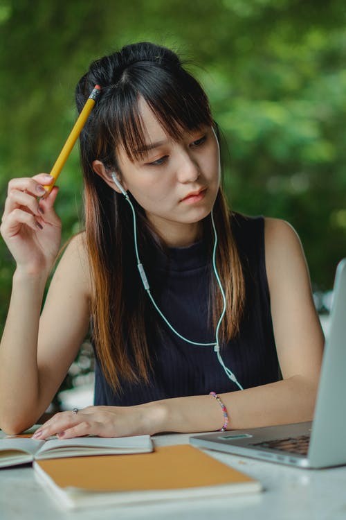 重点突出的族裔学生观看视频讲座 · 免费素材图片