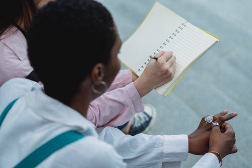 种植在本抄写本上写在大街上的多种族女友 · 免费素材图片