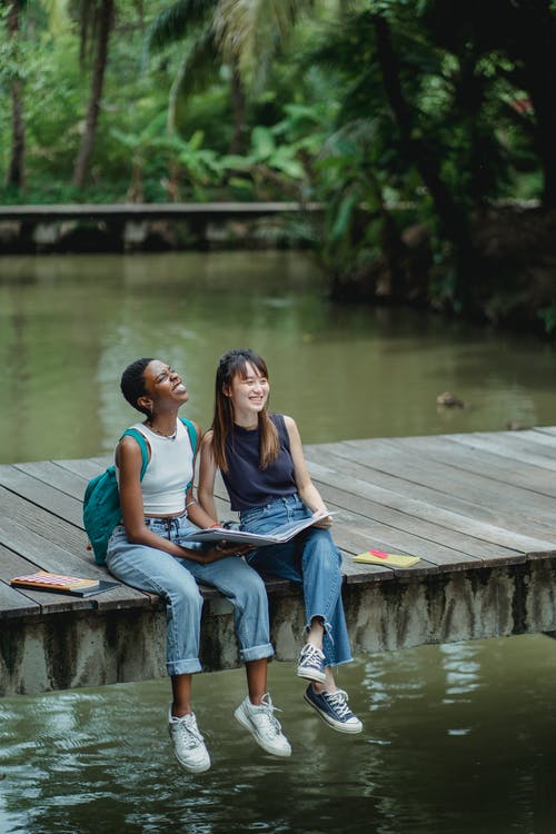 木桥上快乐的多种族朋友 · 免费素材图片