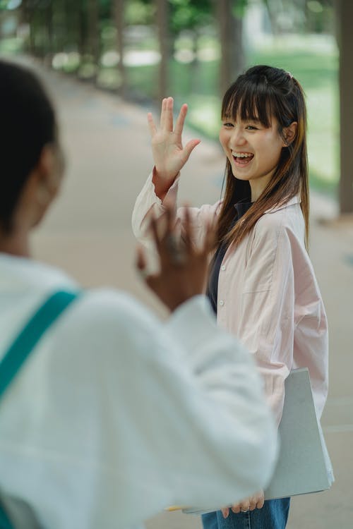 微笑的女人挥手 · 免费素材图片