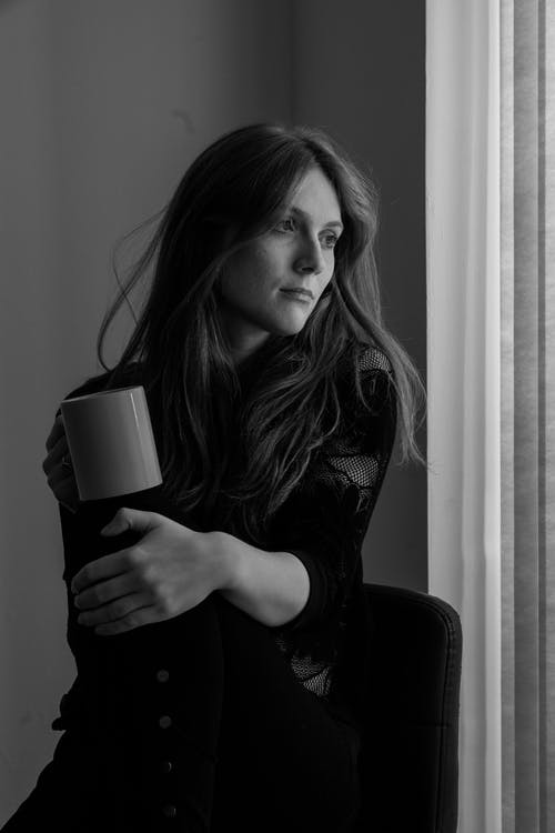 有关单色, 坐, 垂直拍摄的免费素材图片