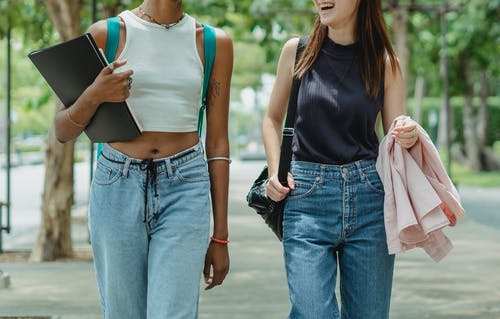 两名年轻女子在街上走动 · 免费素材图片