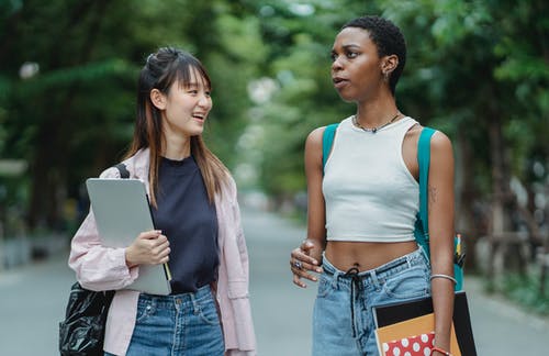 积极的多民族学生在公园散步和聊天 · 免费素材图片