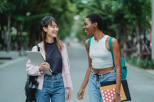 多种族的女性朋友，说话威尔士站在路上 · 免费素材图片