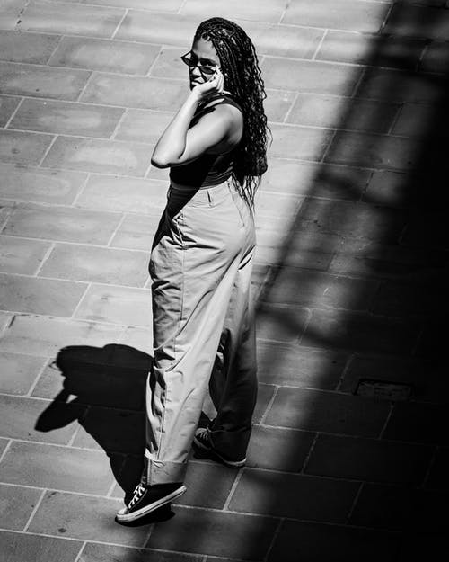 有关单色, 垂直拍摄, 墨镜的免费素材图片