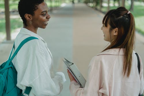 作物开朗多样化的女学生在人行道上交谈 · 免费素材图片