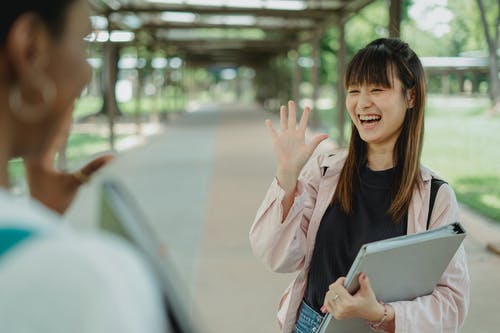 快乐的亚洲女人打招呼来播种黑人女友 · 免费素材图片