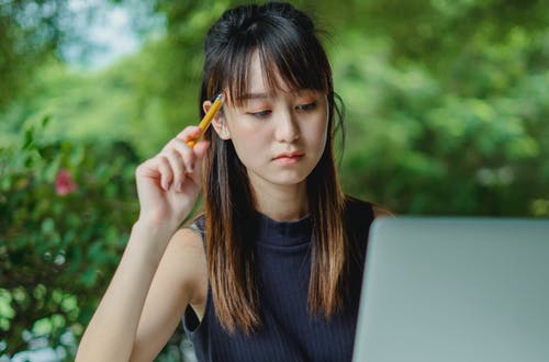 上网本的沉思年轻女子 · 免费素材图片