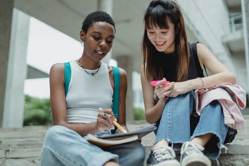 性格开朗的多民族学生用的笔记本 · 免费素材图片