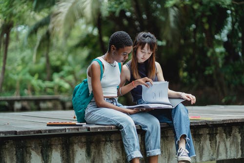 年轻人集中不同的学生一起在公园里学习 · 免费素材图片