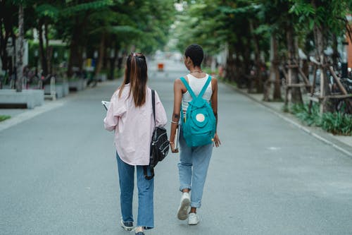 多种族的女性朋友，走在街上聊天 · 免费素材图片