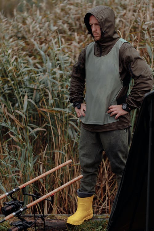 黑色和灰色长袖衬衫和黑色的裤子，拿着棍子的人 · 免费素材图片