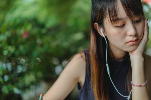 集中年轻女子看视频讲座 · 免费素材图片