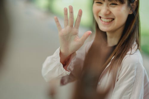 微笑的女人挥手 · 免费素材图片
