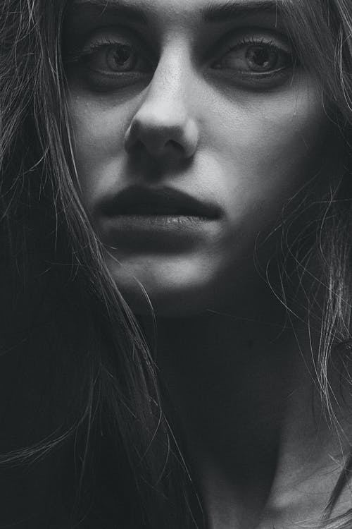 有关單色, 垂直拍摄, 女人的免费素材图片