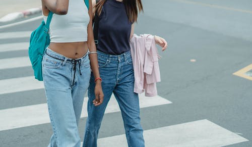 在人行横道上行走的年轻妇女 · 免费素材图片