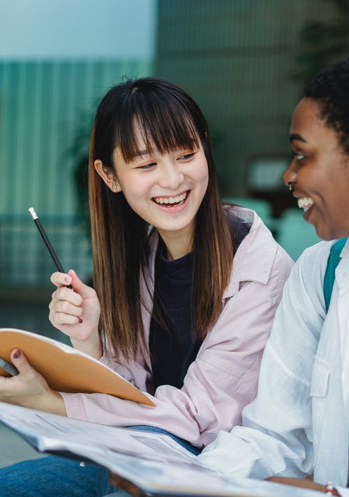 多种族的女性朋友聊天和在街上学习 · 免费素材图片