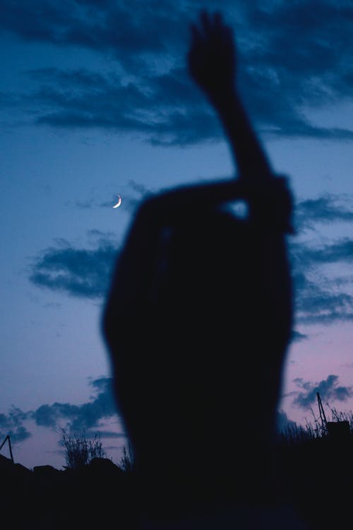 人站在草地上的轮廓 · 免费素材图片