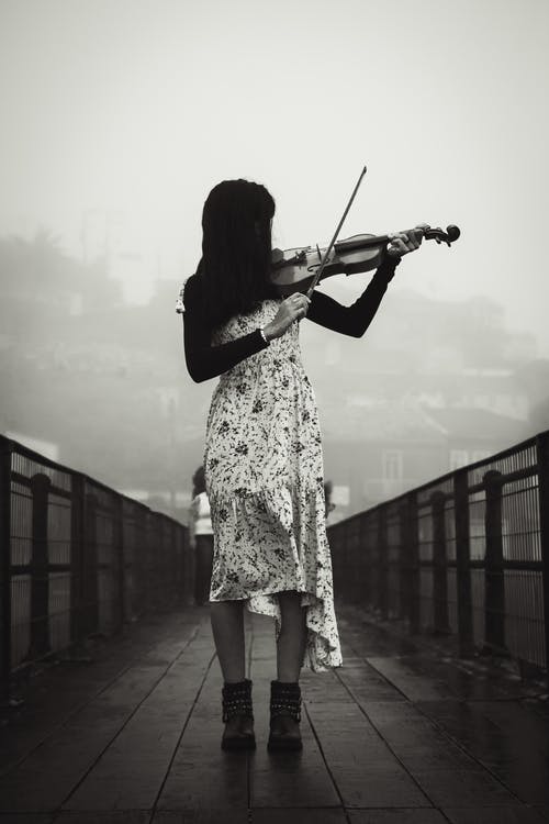 在有雾的日子在桥上拉小提琴的女人 · 免费素材图片