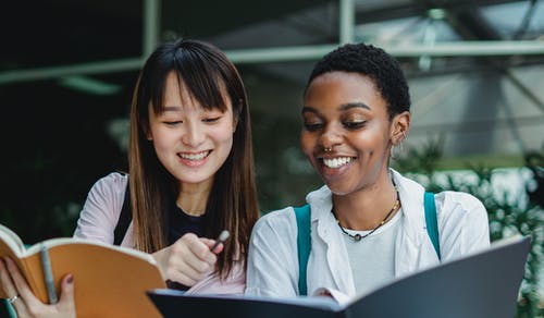 多种族的女学生在外面学习和交谈 · 免费素材图片