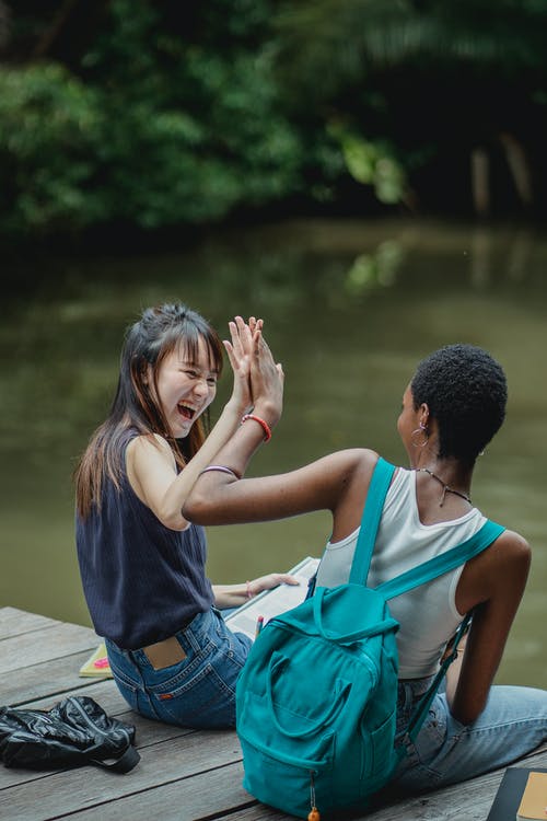 在木桥上笑的女人 · 免费素材图片