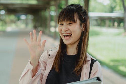 微笑的女人挥手 · 免费素材图片