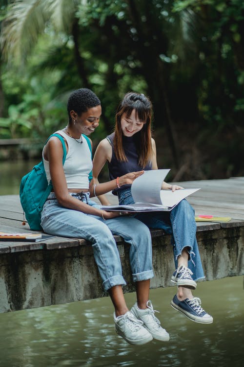 不同的妇女翻本抄写本的页 · 免费素材图片