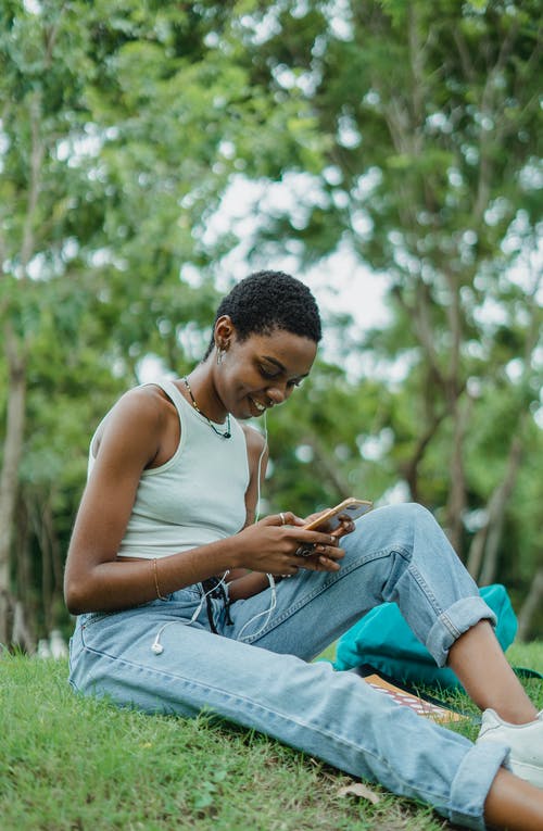 智能手机在公园里的黑女人 · 免费素材图片