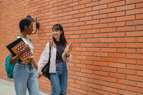 拿着朋友的不同的少妇 · 免费素材图片