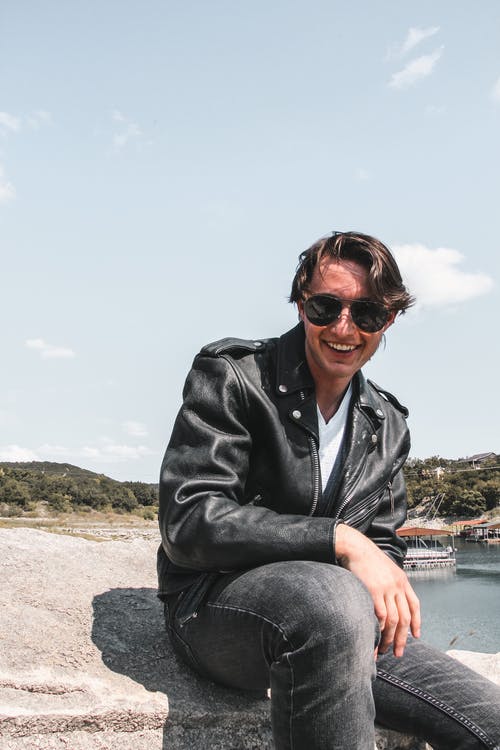 有关人, 坐, 垂直拍摄的免费素材图片