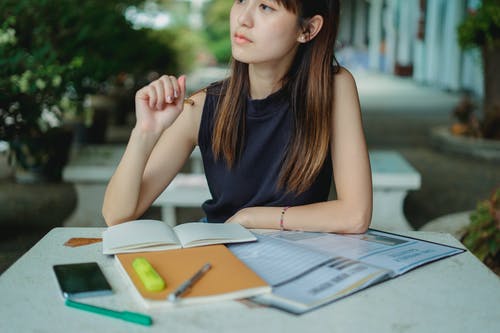 有习字簿的体贴的种族妇女 · 免费素材图片