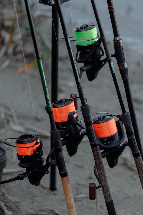 黑色钓鱼竿与渔线轮 · 免费素材图片