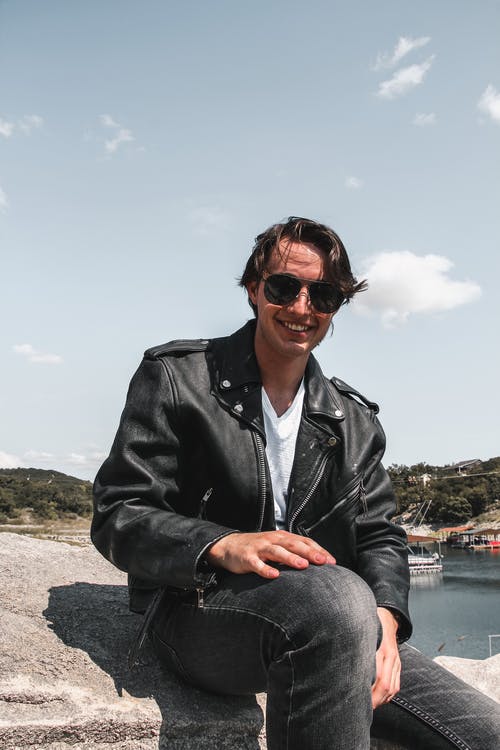 有关人, 坐, 垂直拍摄的免费素材图片