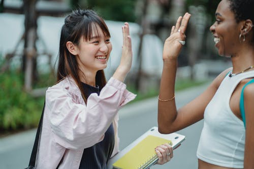 多民族的女友站在大街上，给高五 · 免费素材图片