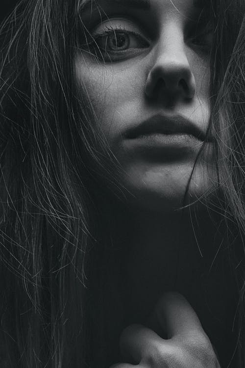 有关單色, 垂直拍摄, 女人的免费素材图片