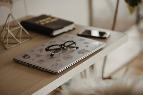 白书上的黑框眼镜 · 免费素材图片