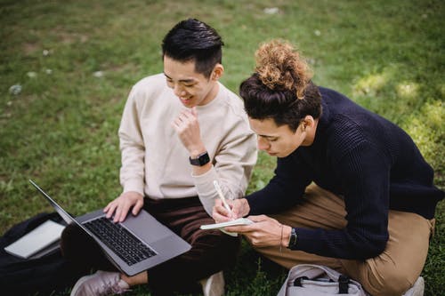 研究项目的快乐的种族男学生在公园 · 免费素材图片