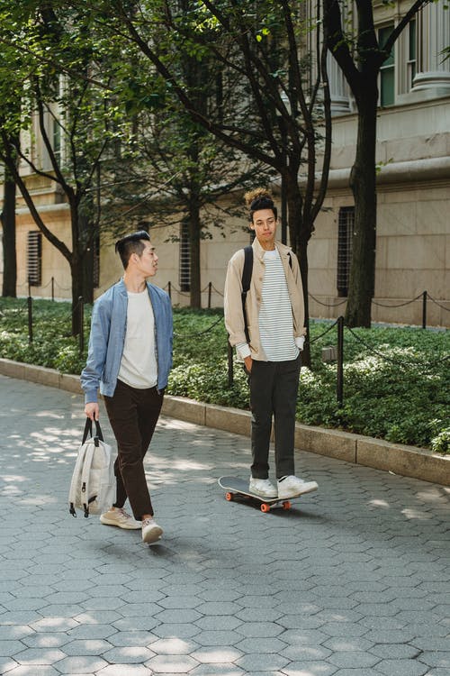 内容多样的男人在人行道上聊天和漫步 · 免费素材图片