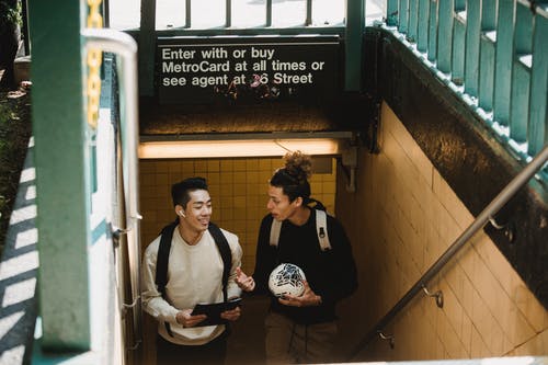两个年轻人在地铁站 · 免费素材图片