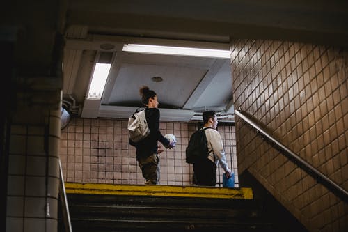 在地铁楼梯上行走的年轻男子 · 免费素材图片