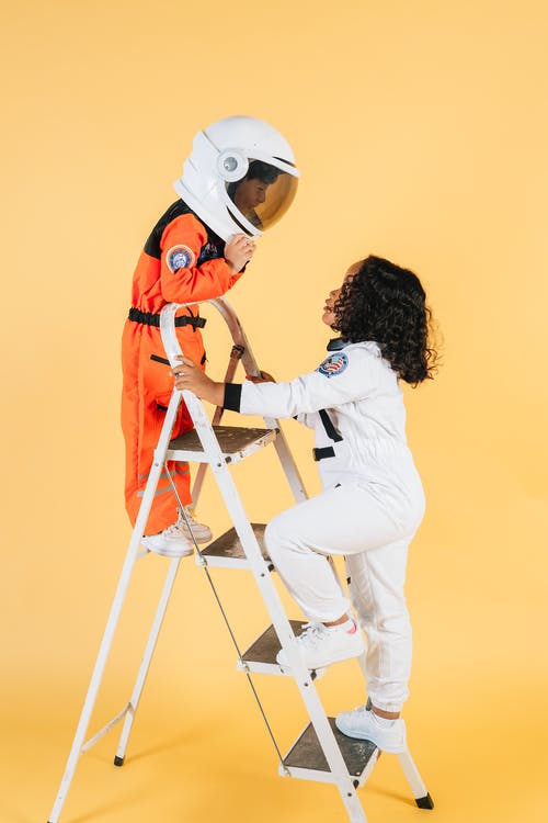 白色长袖衬衫和橙色背包站在白色长袖女人旁边的男人 · 免费素材图片