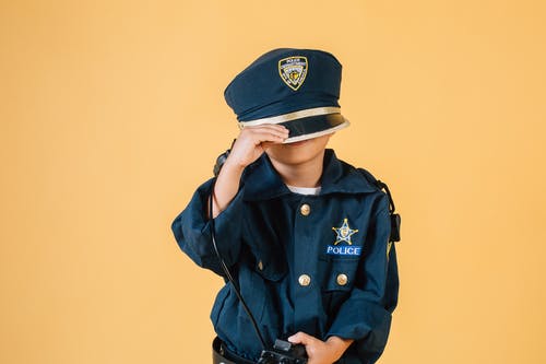 蓝色和白色警察制服的男人 · 免费素材图片