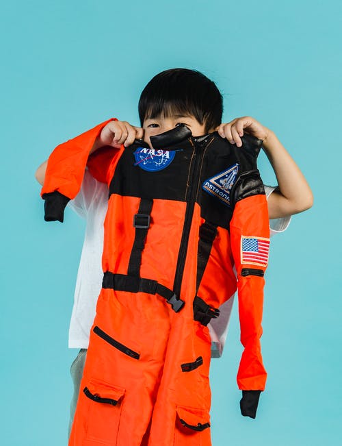 橙色和黑色救生衣的男孩 · 免费素材图片