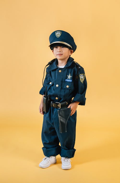 蓝色警察制服站立的人 · 免费素材图片