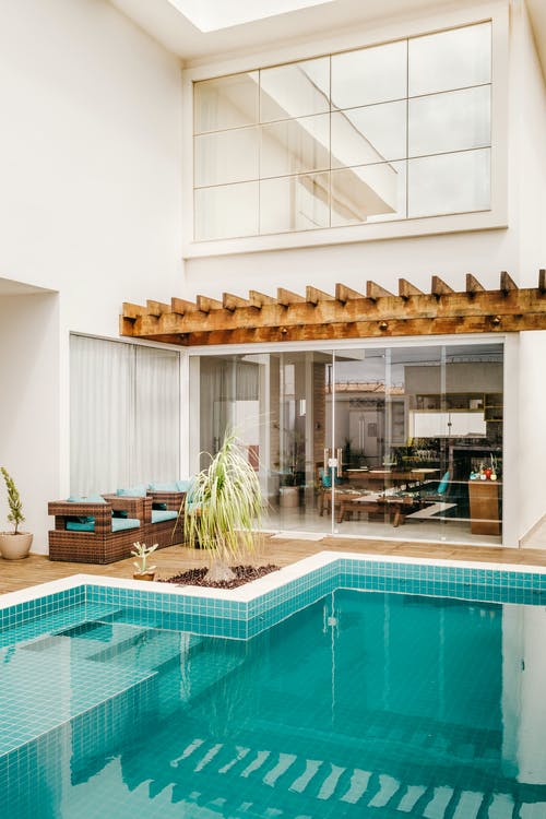 带游泳池的度假酒店的现代设计 · 免费素材图片