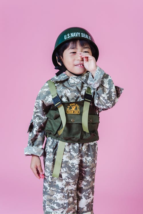 绿色和黑色迷彩制服的男孩 · 免费素材图片