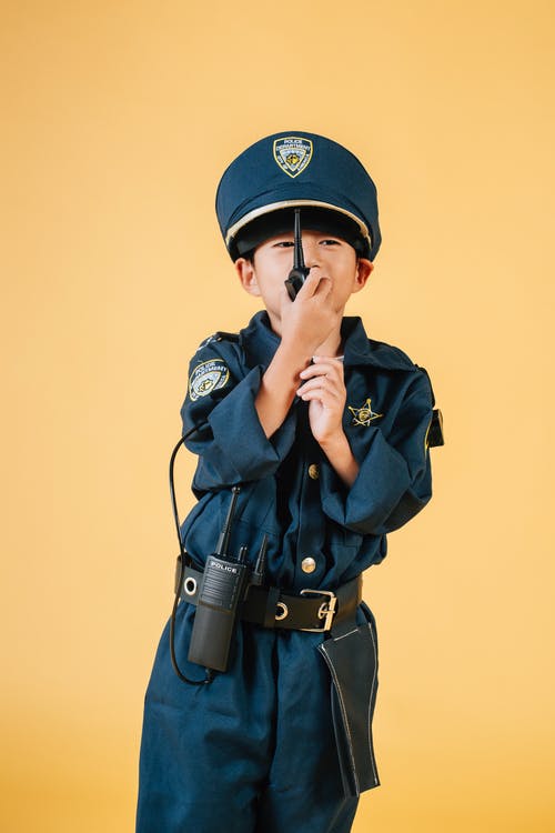 黑人警察制服的男人 · 免费素材图片