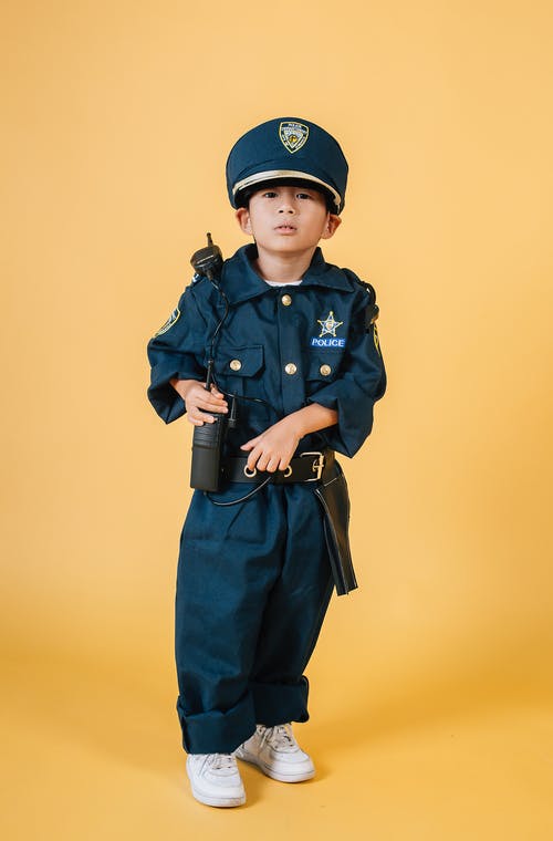 蓝色警察制服的男人 · 免费素材图片