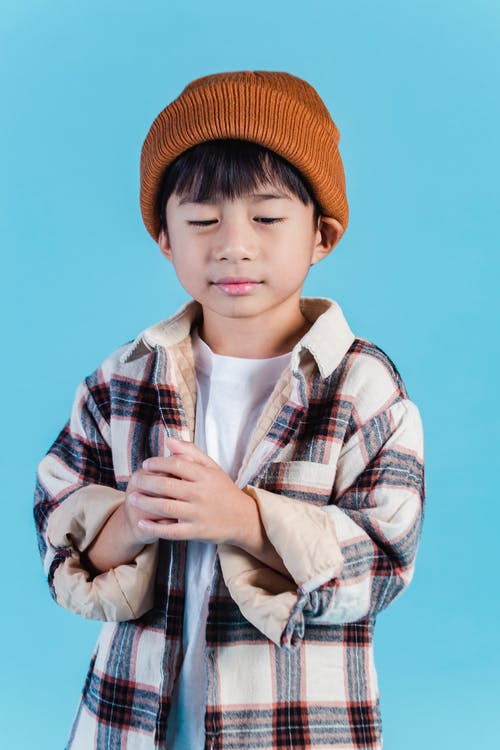 橙色针织帽和格子纽扣衬衫的男孩 · 免费素材图片